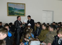 Анкетування учнів проводять Б.С. Гузар і В.В. Цигода