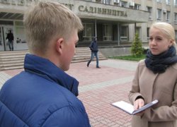 Максим приховує своє обличчя. Він боїться за батьків, які залишилися в Криму. Гнів російський сеператистів виявився страшнішим за "бандерівських фашистів"