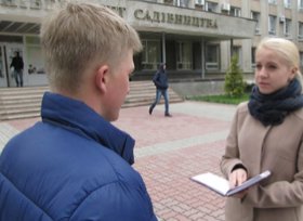 Максим приховує своє обличчя. Він боїться за батьків, які залишилися в Криму. Гнів російський сеператистів виявився страшнішим за "бандерівських фашистів"