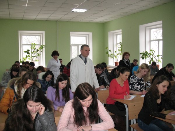Учасники олімпіади під час виконання творчого завдання