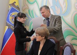 Оксюту Настю вітає з перемогою в номінації «За краще виконання тестового завдання» голова журі олімпіади за напрямом «Харчові технології та інженерія», завідувач кафедри технології хлібопекарських і кондитерських виробів НУХТ Володимир Ковбаса