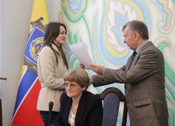 Ковбаса В.М. вітає з нагородою Мельник Людмилу