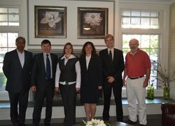 Учасники Програми з деканом Коледжу Бізнесу Аджаєм Меноном (крайній зліва) і його заступником Джоном Олійником (крайній справа)