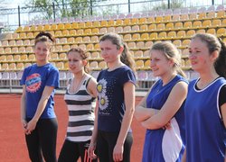 Перед забігом на 800м. І зліва - Руда Марія (ІІ місце)