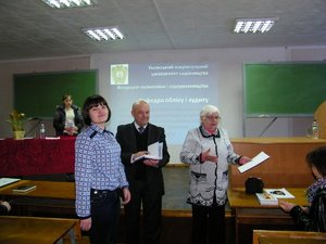 Сліпко Альона (51-ос) отримує нагороду за зайняте ІІ місце