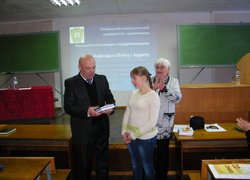Веремієнко Наталія (41-о) отримує нагороду за зайняте ІІІ місце