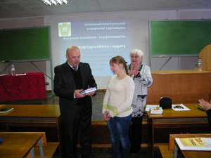 Веремієнко Наталія (41-о) отримує нагороду за зайняте ІІІ місце