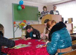Учасники  гри з азартом рахують навчальні зразки готівки