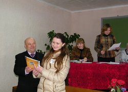 Нагородження переможця гри Полтавської Олени