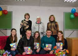 Учасники (справа наліво І ряд: Полтавська Олена (41-о), Кацун Анатолій (41-о),  Коваленко Оксана (32-ок), Васьків Назарій (31-о),  Ткаліч Людмила (41-о); ІІ ряд:  ведуча та організатор доцент Аніщенко Г.Ю., суддівська колегія доценти Загребельна Н.І., Шайко О.Г.)
