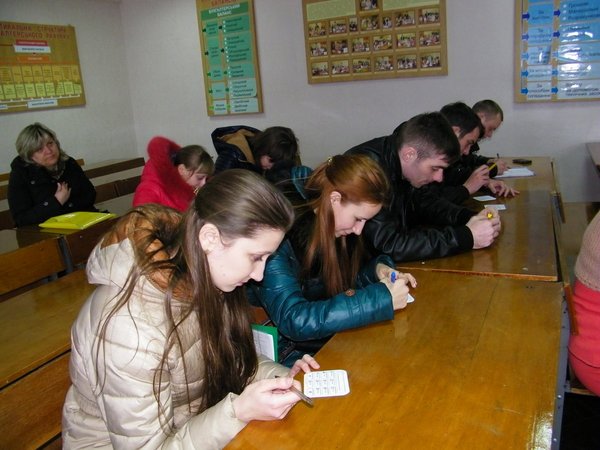 Члени студентського наукового гуртка дешифрують кодове слово "звітність"
