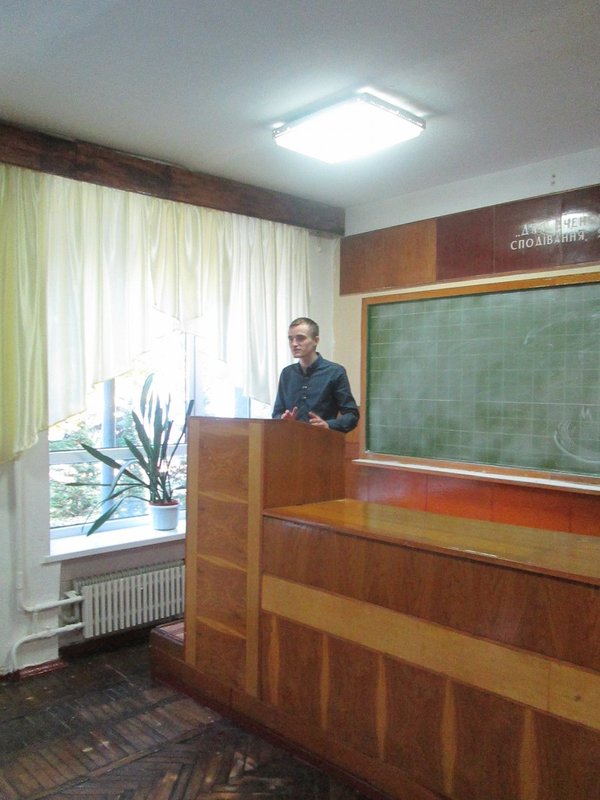 Студент ІV курсу Вадим Андрущак доповідав про проходження  стажування на фермах із вирощування квітів у Швейцарії.