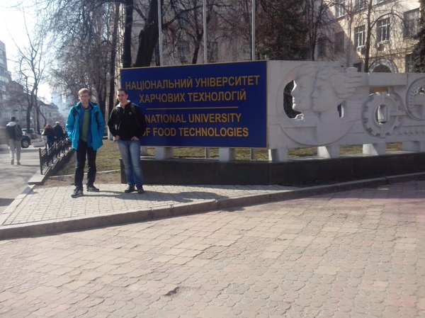 Студенти 4 курсу інженерно-технологічного факультетуУНУС Лещенко Іван (зліва)  та Бабкін Володя (праворуч) - учасники ІІ етапу Всеукраїнської студентської олімпіади з напряму підготовки «Харчові технології та інженерія» ОКР «Бакалавр»