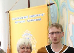 Лещенка Івана вітає з перемогою в номінації «За краще виконання тестового завдання» заступник голови організаційного комітету олімпіади за напрямом «Харчові технології та інженерія», проректор з наукової роботи та міжнародних зв’язків НУХТ Мостенська Т.Л.