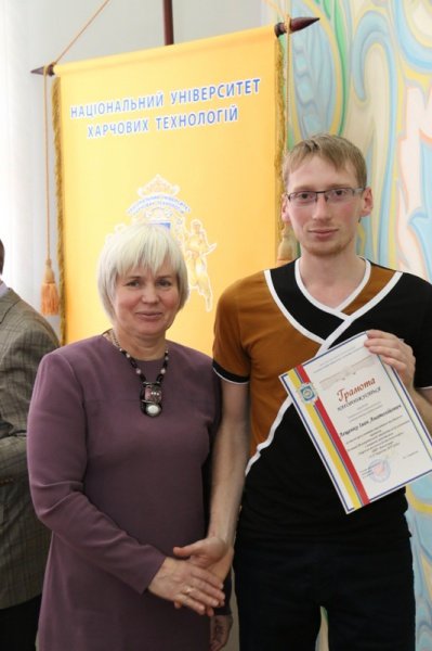 Лещенка Івана вітає з перемогою в номінації «За краще виконання тестового завдання» заступник голови організаційного комітету олімпіади за напрямом «Харчові технології та інженерія», проректор з наукової роботи та міжнародних зв’язків НУХТ Мостенська Т.Л.