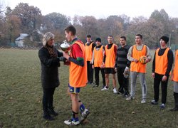Викладач кафедри фізичного виховання та психолого-педагогічних дисциплін Наталія Гребінюк вручає Кубок переможцям