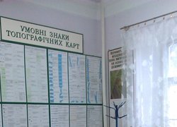 Порівняння теодолітів з металевими (праворуч виробництва 1960 року) і оптичних із скляними кругами (ліворуч) дає можливість оцінити компактність і зручність користування сучасними приладами