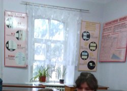 Теодоліт 2Т-5К — з компенсатором кута нахилу дає змогу виправляти неточність приведення приладу у робоче положення