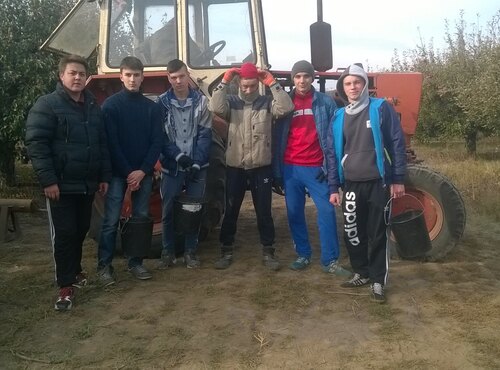 Группа 11-ма  в саду НУС на збиранні яблук