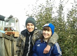 Практика студентів у яблуневому саду