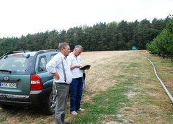 Інтенсивний плодовий сад у фірмі Insad потребує поливу (зліва Ян Кшевінський, справа - Олександр Мельник)