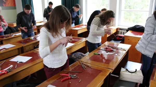 Виконання щеплення винограду способом поліпшеного копулірування "на ребро"