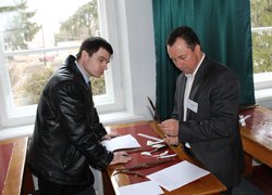 Оцінювання результатів щеплення проводять члени журі (зліва – направо) Олексій Івакін, Харківський НАУ і Віталій Манзій, Уманський НУС