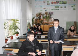 Технічний секретар оргкомітету Андрій Чаплоуцький роздає учасникам конкурсу бланки відповідей