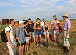 Настанови до окулірування студентам 21-п, 22-п і 21-зр груп надають доценти Володимир Майборода (перший праворуч) і Роман Буцик (третій праворуч)