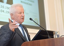 Екс-голова Верховної Ради Олександр Мороз під час виступу