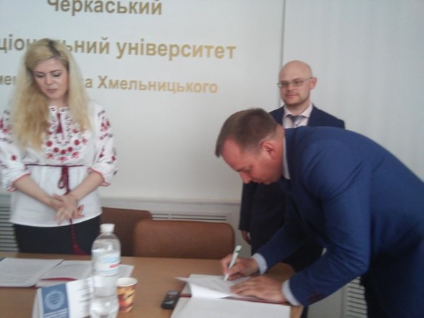 Підписано договір про співпрацю Рад молодих учених ВНЗ Черкащини