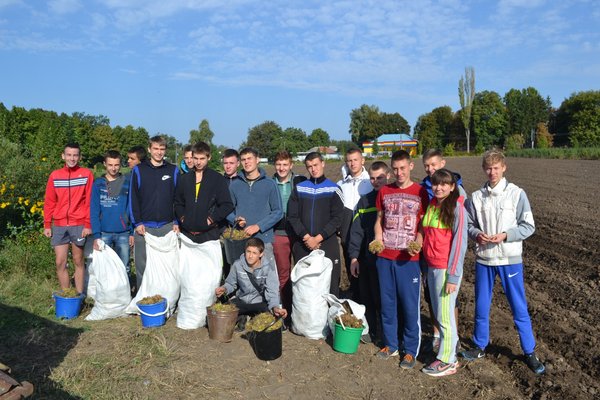 Студенти першого курсу факультету лісового та садово-паркового господарства заклали плантацію з ведмежого горіха