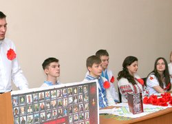 «Мамо, не плач. Я повернусь весною. У шибку пташинкою вдарюсь твою…»