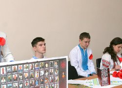 «Мамо, не плач. Я повернусь весною. У шибку пташинкою вдарюсь твою…»