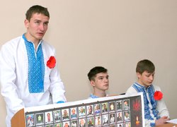 «Мамо, не плач. Я повернусь весною. У шибку пташинкою вдарюсь твою…»