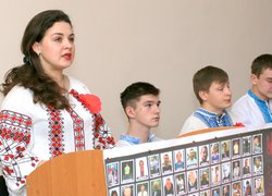 «Мамо, не плач. Я повернусь весною. У шибку пташинкою вдарюсь твою…»
