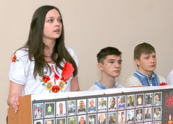 «Мамо, не плач. Я повернусь весною. У шибку пташинкою вдарюсь твою…»