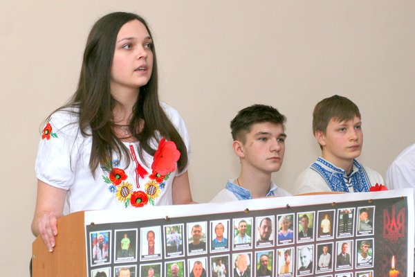 «Мамо, не плач. Я повернусь весною. У шибку пташинкою вдарюсь твою…»