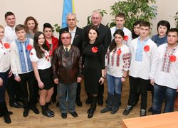«Мамо, не плач. Я повернусь весною. У шибку пташинкою вдарюсь твою…»