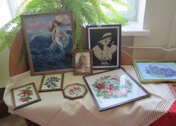 Шовковими нитками долю вишивала