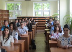 Шовковими нитками долю вишивала