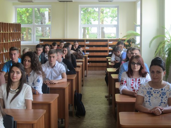 Шовковими нитками долю вишивала