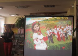 Шовковими нитками долю вишивала