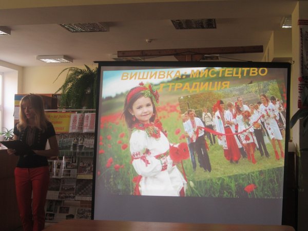 Шовковими нитками долю вишивала