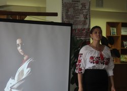 Шовковими нитками долю вишивала
