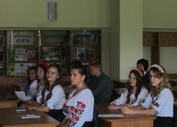 Шовковими нитками долю вишивала