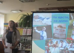 Шовковими нитками долю вишивала