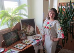 Шовковими нитками долю вишивала