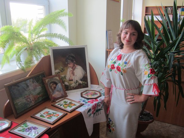 Шовковими нитками долю вишивала