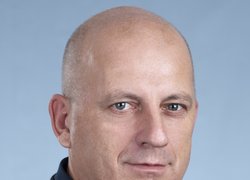 Струмінський Юрій Михайлович, керівник територіального підрозділу «Центр» фірми «Сингента», в який входять Черкаська, Київська, Вінницька, Житомирська області, закінчив факультет агрономії в 1989 році